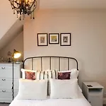 Mamoir's Place Уитби